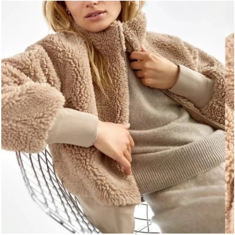 Aritzia Antic Teddy Sherpa Bomber Jacket
By The Group Babaton - Picture 1 of 9